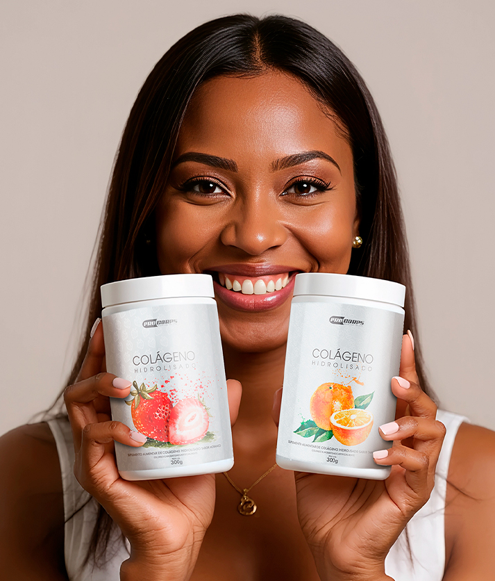 Mulher morena sorrindo, segurando um pote de colágeno sabor morango e outro pote sabor tangerina